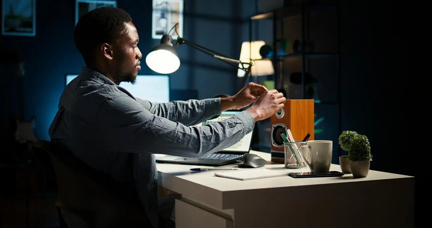 An independent freelancer makes a Post-it reminder and reviews the project.